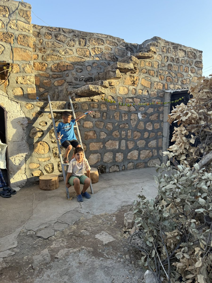 akkadin_mardin's tweet photo. 🪿 #KöyKardeşliği projemiz ile; Anadolu’nun kadim kültürünü, örf ve adetlerimizi ve dayanışma ruhumuzu yaşatıyoruz.
🤝 Birlikte üretiyor, birlikte paylaşıyor; köklü kültürel mirasımızı geleceğe kararlılıkla taşıyoruz.
#Mardin #TekkuyuKöyü #Mermare https://t.co/eB9wPoGndD