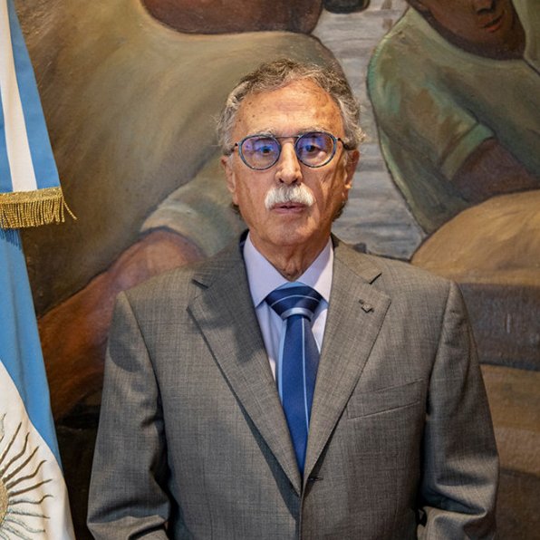 Nico Vazquez cuando sale de trabajar (es actor) / Mario Lugones cuando sale de trabajar (es el Ministro de Salud)