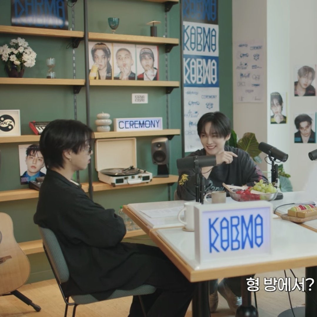 minsungmovie's tweet photo. the way lee know looks at han https://t.co/HkUWwqXe0z