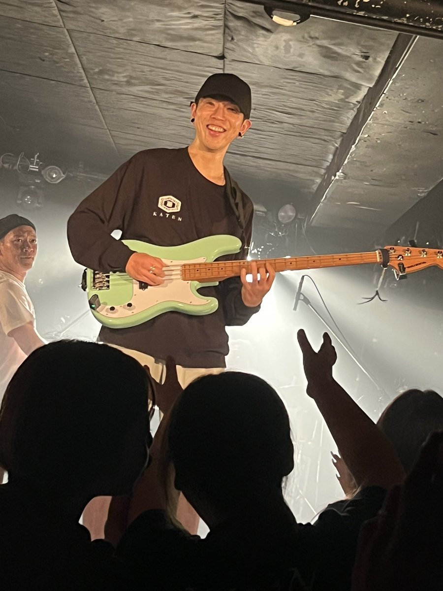 Rumi_Bass's tweet photo. MOMENTS NEVER FADE大先輩は今日も音が大きくてかっこよかったです！！koh!shiさんお誕生日おめでとうございます！！いつまでもベースを弾いていてください！！ずっとずっと聴きに行きます！！ https://t.co/Fn53QNQ28L