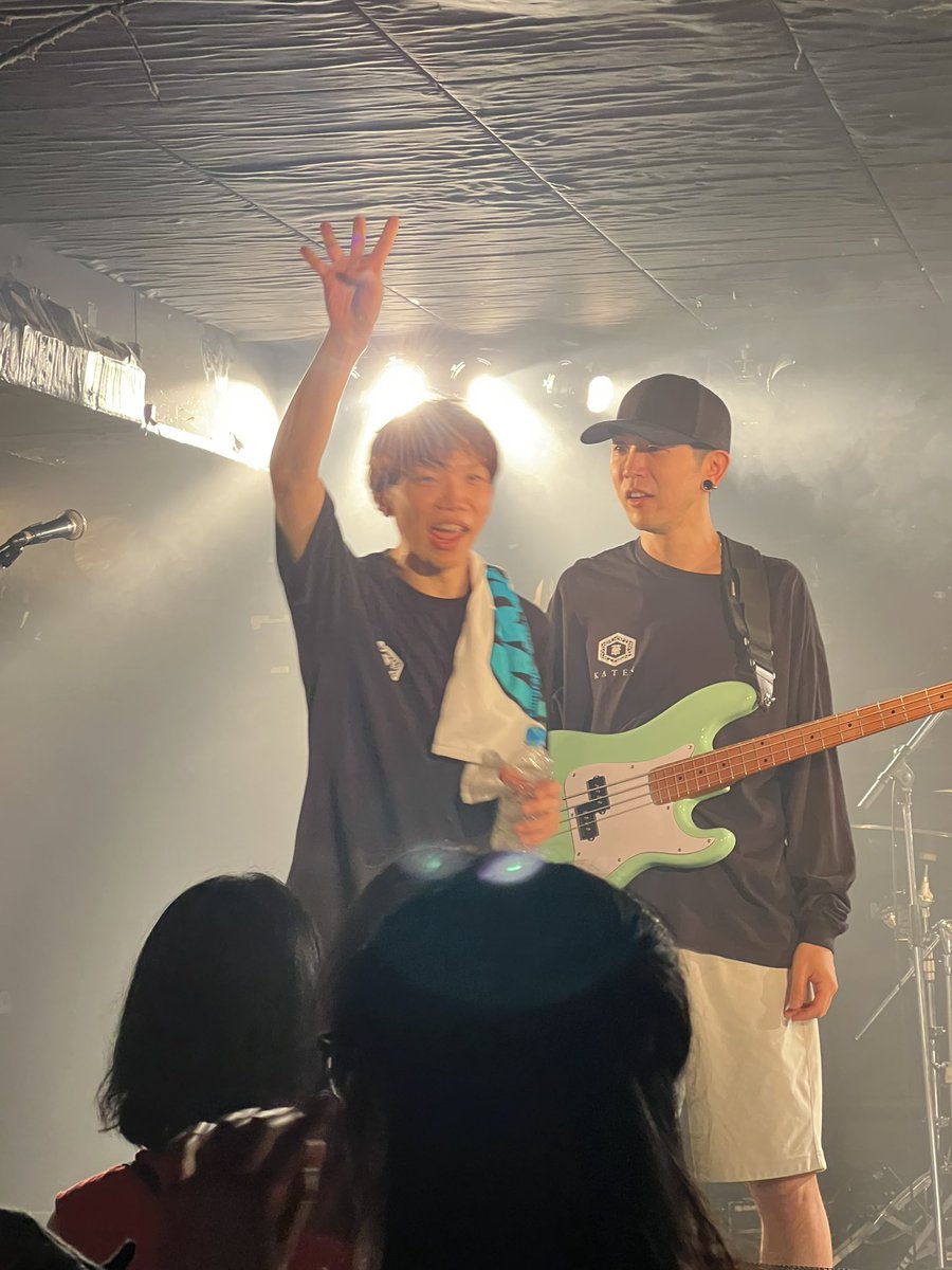 Rumi_Bass's tweet photo. MOMENTS NEVER FADE大先輩は今日も音が大きくてかっこよかったです！！koh!shiさんお誕生日おめでとうございます！！いつまでもベースを弾いていてください！！ずっとずっと聴きに行きます！！ https://t.co/Fn53QNQ28L