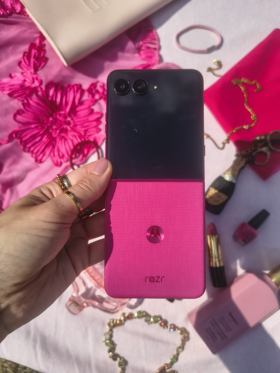motorolaUK's tweet photo. It’s giving Paris Hilton. It’s giving Y2K. It’s giving iconic. 💅
📱 The Razr 60 Ultra in Pantone Cabaret + the new Moto Buds Loop – Swarovski Edition = maximum main character energy.✨
#Razr60Ultra #PantoneCabaret #MotoBudsLoop #Swarovski #Y2KVibes #TechGlam #HelloMoto https://t.co/LNEql5jGPX