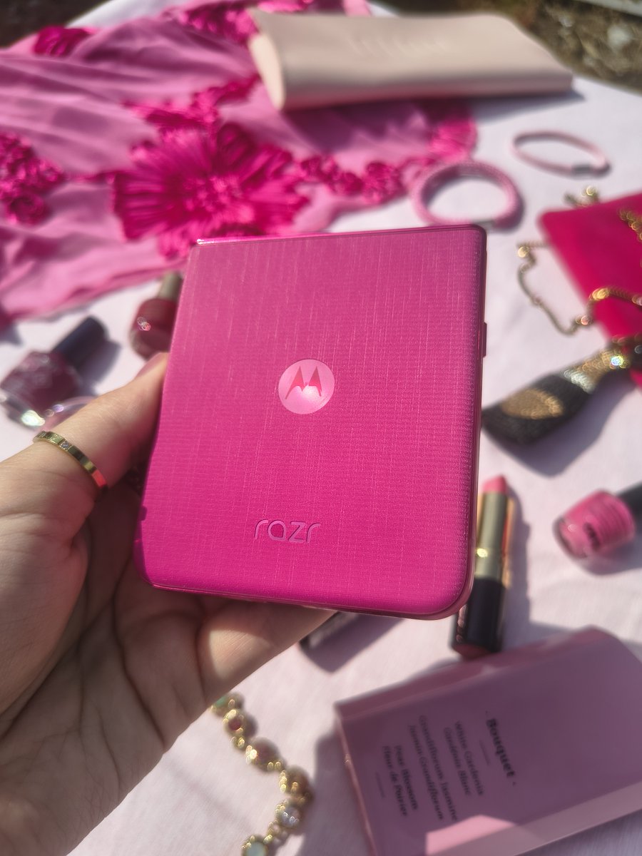 motorolaUK's tweet photo. It’s giving Paris Hilton. It’s giving Y2K. It’s giving iconic. 💅
📱 The Razr 60 Ultra in Pantone Cabaret + the new Moto Buds Loop – Swarovski Edition = maximum main character energy.✨
#Razr60Ultra #PantoneCabaret #MotoBudsLoop #Swarovski #Y2KVibes #TechGlam #HelloMoto https://t.co/LNEql5jGPX