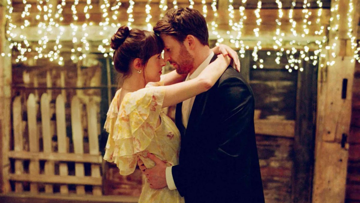 Tengo que reconocer que he hecho match con #Materialists. Quizá le falta humor y algo de chispa y a veces fuerza una trascendencia que no está en su naturaleza, pero el trío protagonista es arrebatador, sus diálogos son brillantes y sus miles de detalles dan para conversar horas.