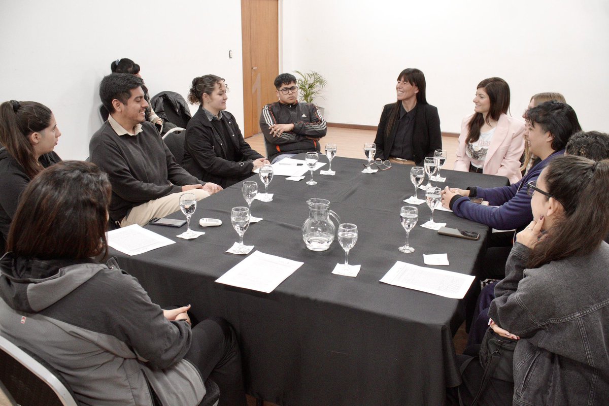 IMPULSAMOS IDEAS, ACOMPAÑAMOS A QUIENES EMPRENDEN

Compartí un encuentro con jóvenes neuquinos que llevan adelante hermosas ideas, plasmadas en sus emprendimientos. 
Desde el <a href="/GobProvinciaNqn/">Gobierno de la Provincia del Neuquén</a>, a través del <a href="/IADEPNeuquen/">IADEP</a> y la <a href="/Secjuvydiver/">Secretaría de Juventudes y Diversidad de Neuquén</a> vamos a acompañarlos con herramientas y