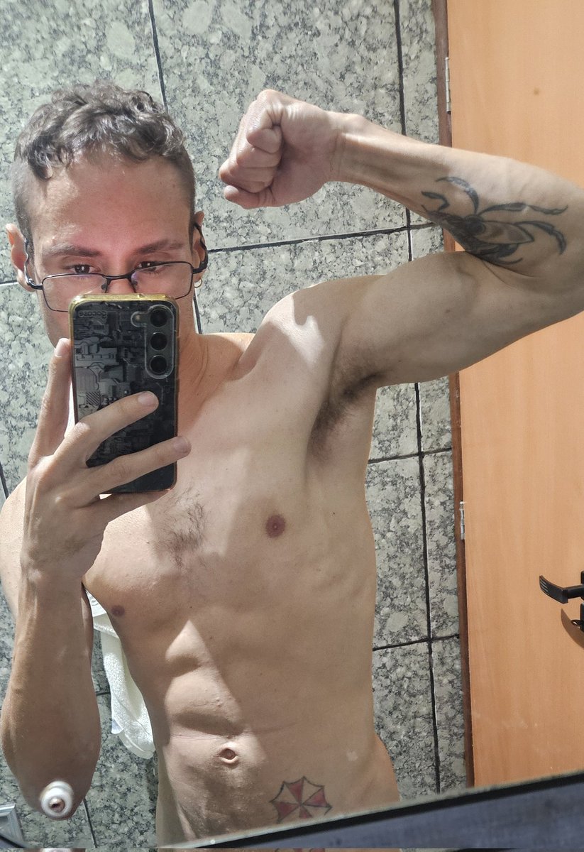heiderncb's tweet photo. Me apaixonei pelo amigo de trabalho que também é nerd e não sei falar pra ele... talvez eu nunca fale e.e https://t.co/z9oA4VxSrf