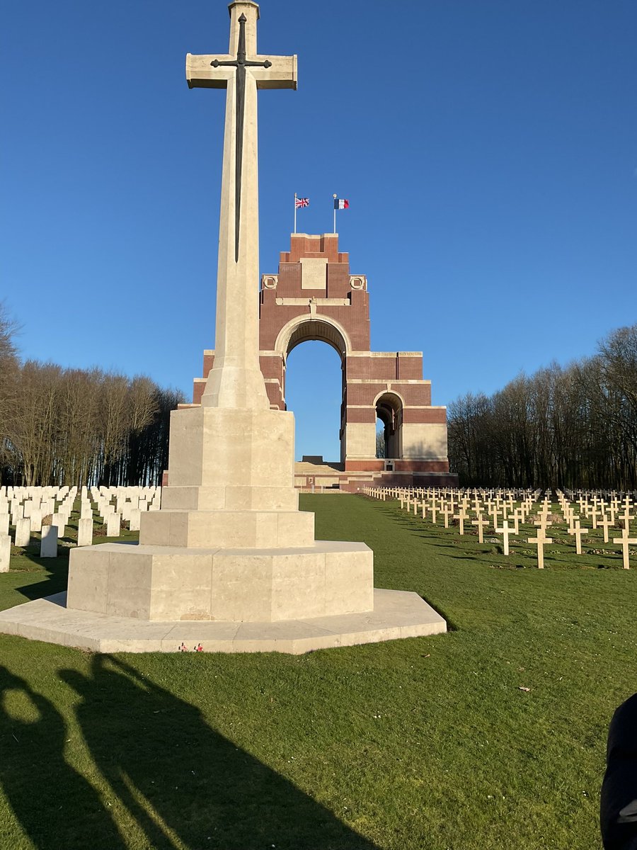 TerryWhenham's tweet image. In this episode we go to @CWGC Thiepval Memorial and find the soldier who wrote a heartbreaking letter to his Mum, and a Hampshire Officer who could not pluck up the courage to propose to his girlfriend, until it was too late. #Somme #ww1 

podcasts.apple.com/gb/podcast/tal…