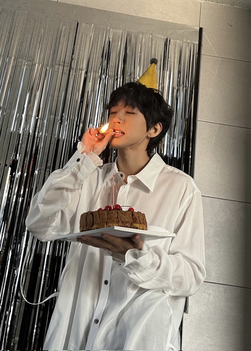 네?너무아름다운걸보면기억을잃는대에?!?!!너무아름3ㅏ운걸보면끼억을잃러요?!?!?!?!
HAPPY SEUNG YOON DAY•♡°•♡