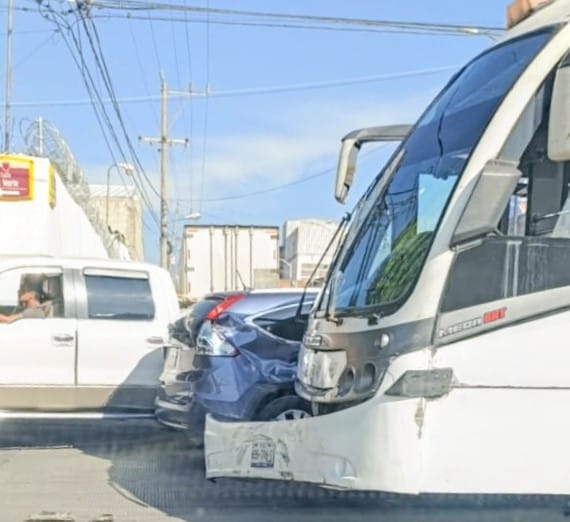 InteractivoPue_'s tweet photo. #ATENCIÓN 🚍💥 || Un vehículo de la #RUTA y una #camioneta #chocaron en la avenida 11 Norte, a la altura de la calle 30 Poniente, en la ciudad de #Puebla.
¡Maneje con precaución! 📣 https://t.co/ceR4KwjkAq