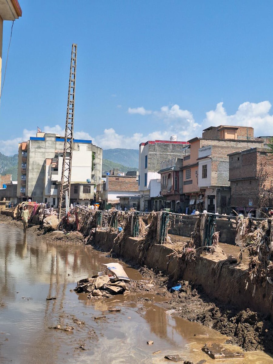 After devastating floods in KP, many children &amp; families are left without safe water &amp; hygiene essentials. Thanks to <a href="/ukinpakistan/">UK in Pakistan 🇬🇧🇵🇰</a>, <a href="/UNICEF/">UNICEF</a> &amp; partners distributed hygiene kits among 2000 families in Swat &amp; Buner. Each kit includes soap, water containers &amp; hygiene supplies.
