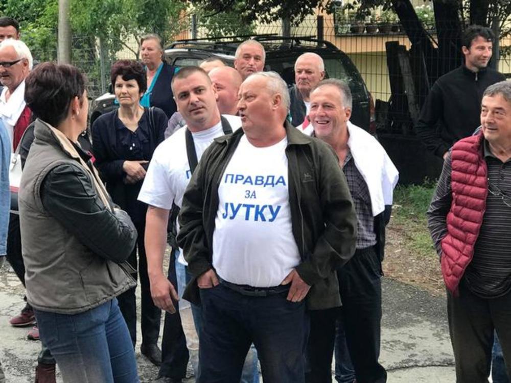 haarppp's tweet photo. jel krenulo okupljanje čestitih domaćina?

#СрбијаПротивБлокада 
#ГрађаниПротивБлокада
#ПротивБлокада https://t.co/K9wEo6DRLI