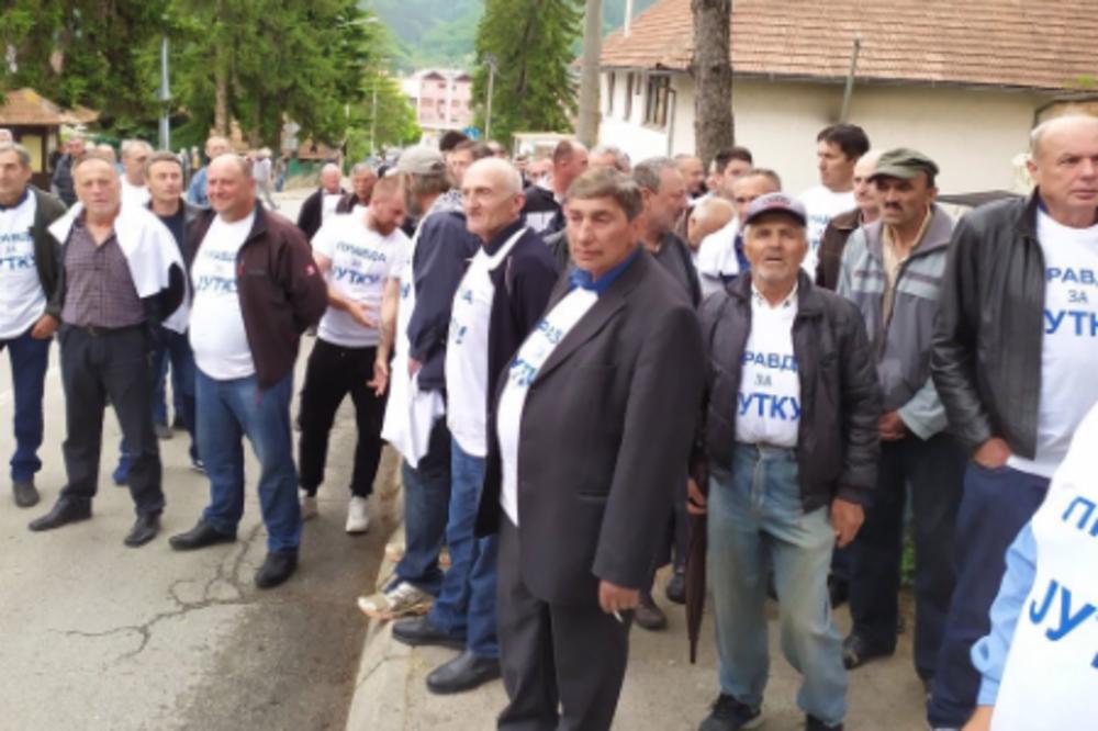 haarppp's tweet photo. jel krenulo okupljanje čestitih domaćina?

#СрбијаПротивБлокада 
#ГрађаниПротивБлокада
#ПротивБлокада https://t.co/K9wEo6DRLI