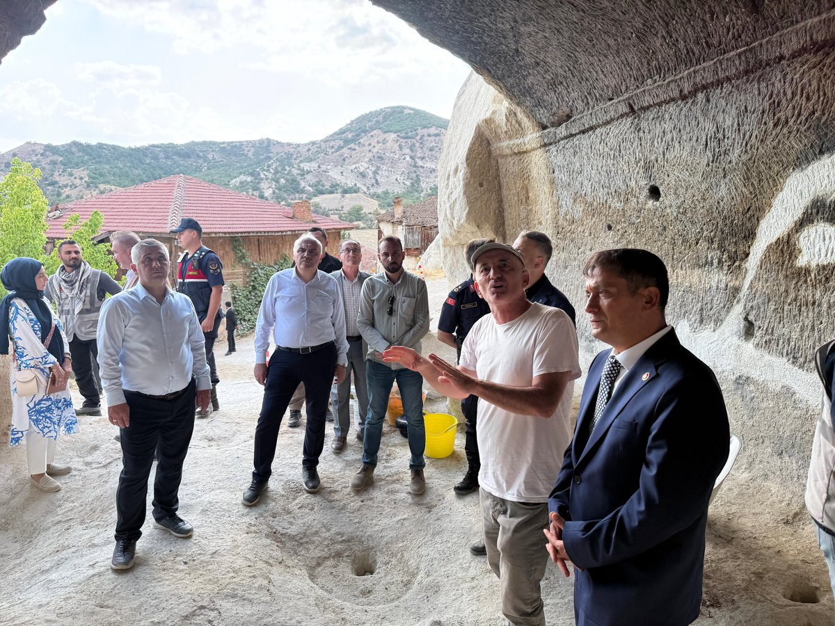 Mahkemeağacin Yeraltı Şehrinde Ankara Valiliğimiz ile birlikte yürüttüğümüz restorasyon çalışmalarını yerinde inceleyerek süreci yakından takip ettik.

Titizlikle yürütülen çalışmalar tamamlandığında, Mahkemeağacin geçmişiyle yeniden hayat bulacak, ilçemize değer katan bir eser