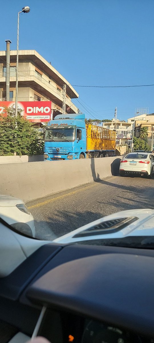 Le_Mouss's tweet photo. @tmclebanon @LBCI_NEWS 
ليش ما في احترام لمواعيد سير الشاحنات على الطريق الدولية و الأبشع في عناصر أمن و دراجين على الطريق. https://t.co/BCxwvpfwIC