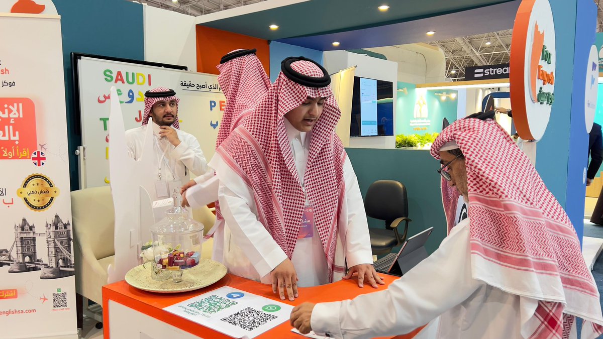Af1Kk's tweet photo. 🟥 اليوم  20 / 8 / 2025 م فريق #فوكز_إنغليش يُعرف و يشرح لزوار #مهرجان_العودة_للمدارس بمنتجهم في مركز #الرياض الدولي للمؤتمرات و المعارض الذي يقام خلال الفترة من ( 17 - 20 ) أغسطس 2025 ) 4 - 11 مساءً
#رؤية_السعودية_2030
#السعودية #الخرج #الأفلاج #حوطة_بني_تميم #الحريق #الدلم https://t.co/BKJxQdUFZM