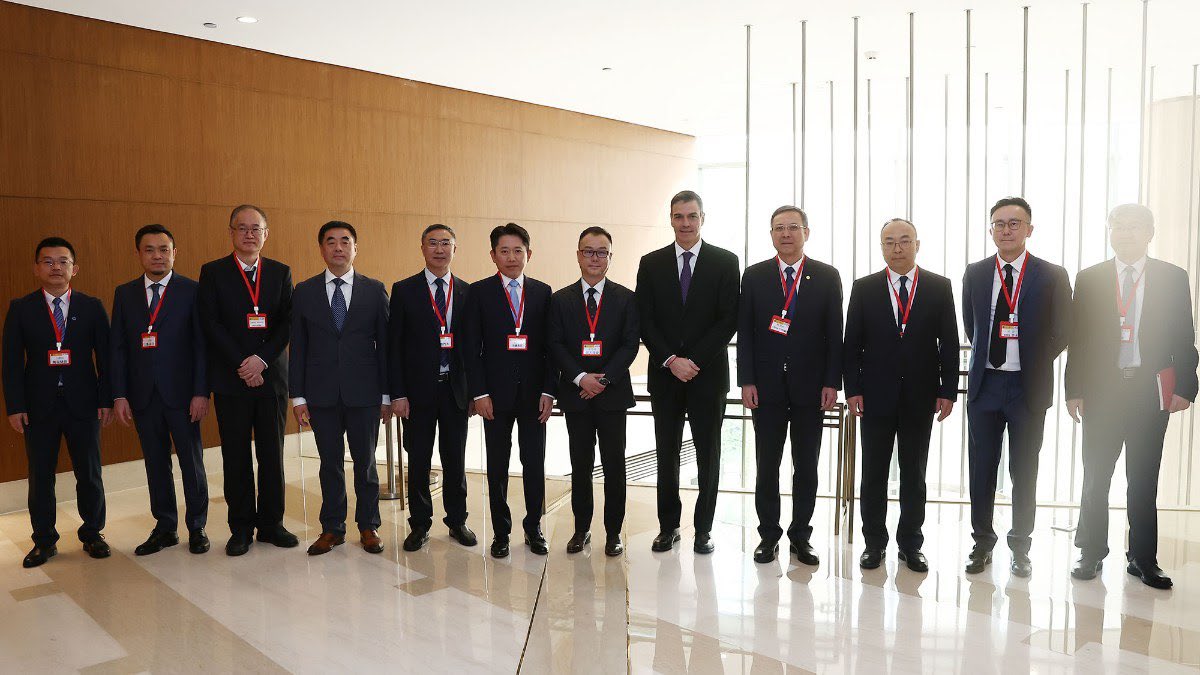 unaicano10's tweet image. ¿𝐒𝐚𝐛𝐢𝐚𝐬 𝐪𝐮𝐞…? Gran parte de los incendios que está sufriendo España se están dando en yacimientos de materiales clave como el litio.

Sánchez se reunió hace tan sólo 2 meses con magnates chinos que le mostraron su deseo de extraer esos minerales.

Abro hilo 🧵