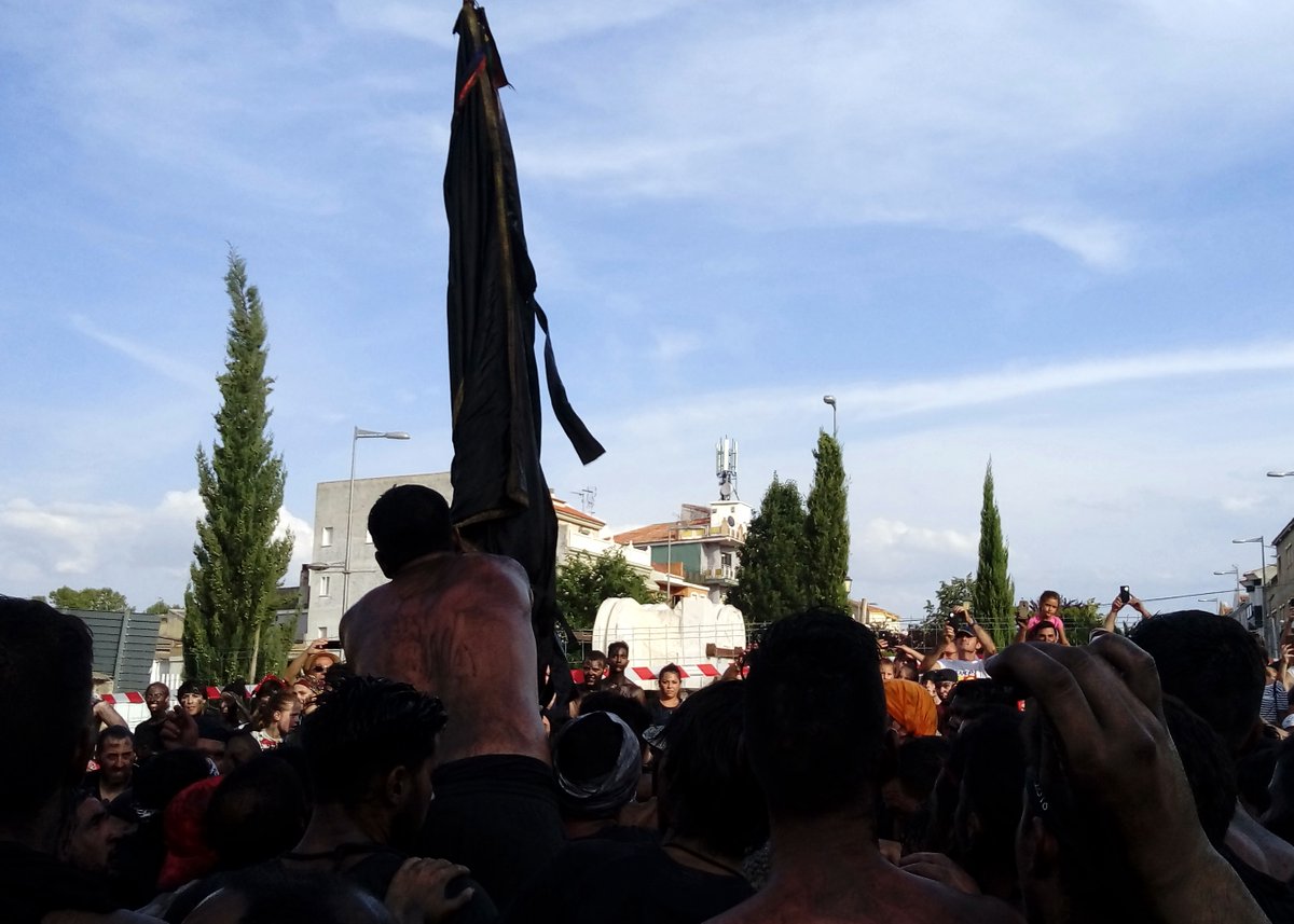 AntFcoMartinez's tweet photo. Un lugar entrañable donde se une la pasión por el #Cascamorras , la Fiesta de Interés Turístico Internacional #FITI más maravillosa del mundo, con la reivindicación por la vuelta del tren #Guadix #Baza #Almanzora #Lorca : la bastetana rotonda del ferrocarril, antiguo paso a nivel https://t.co/a4OhL5VhlD