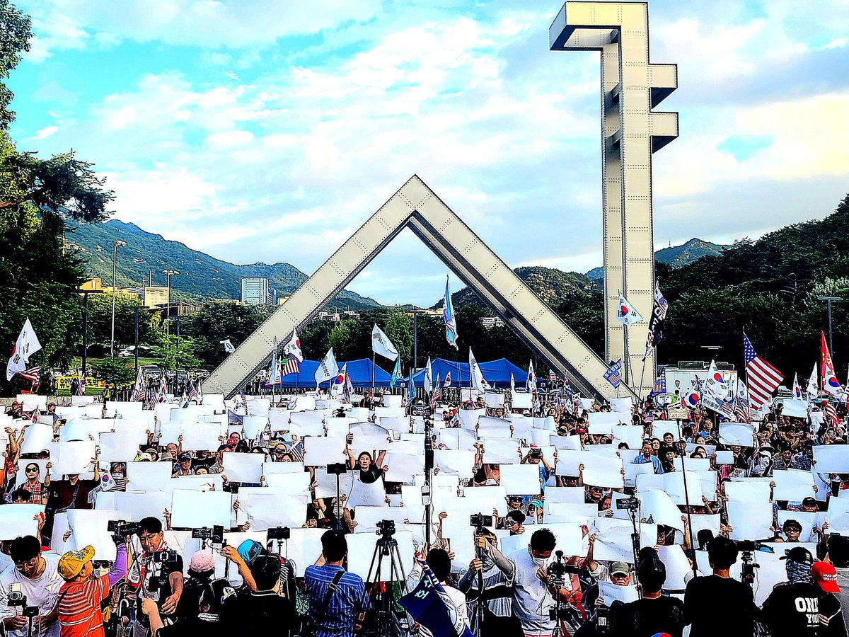 GordonGChang's tweet photo. Last month, @DavidKim144602 at the @truthforum_kr rally at Seoul National University asked people to hold up sheets of white paper to show solidarity with the people of China. #WhitePaperProtest https://t.co/uN9NLyK1cb