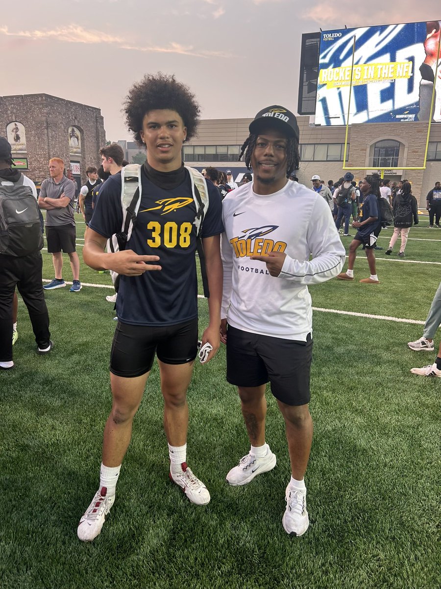 Big shout out to <a href="/ToledoFB/">Toledo Football</a> for the invite to the first home game!! See yall soon <a href="/CoachFlemWR/">RJ Fleming</a> <a href="/_THarris1/">Travell Harris</a> <a href="/aj_harrisonjr/">AJ Harrison</a> <a href="/CoachCandle/">Jason Candle</a> <a href="/MaroonGiantsFB/">KC Football</a>