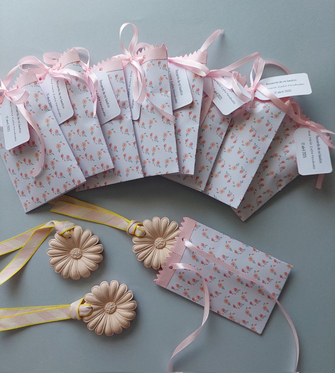 coralinablog's tweet image. Detalles del bautizo de la pequeña Ana María.  Papelería bonita con estos sobres estampados, que contienen cada uno un detalle de escayola en forma de flor, cincelado a mano de forma artesanal y perfumado de @mathildemfrance 
#papeleríabonita #paperartist #papelariapersonalizada