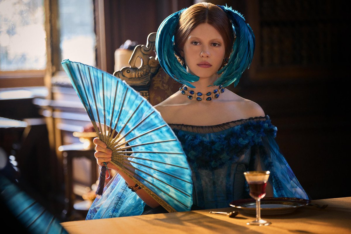 Mia Goth plays both Victor Frankenstein’s (Oscar Isaac) mother and Elizabeth, the woman he falls in love with who happens to be betrothed to his brother.

(Source: variety.com/2025/film/feat…)