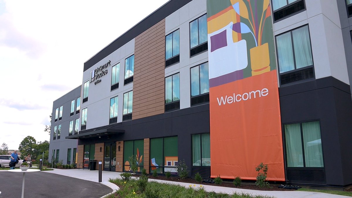 3HGroup's tweet image. What an amazing grand opening celebration! Welcome to the world's FIRST @Hilton LivSmart Studios in Tullahoma, TN. Thank you to our partners @LBAHospitality, the City of Tullahoma, and everyone who joined us for this historic milestone. 
#LivSmartStudios #GrandOpening #3H