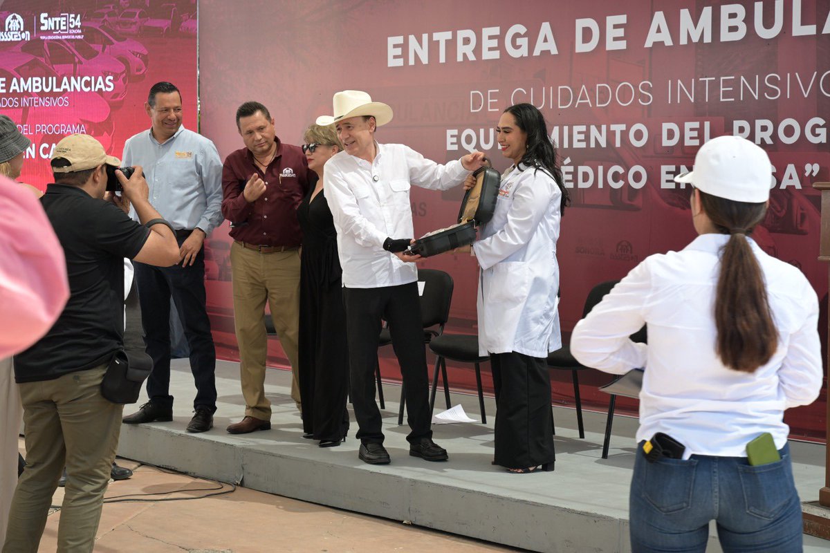 SNTE54mx's tweet image. El Secretario General de la Sección 54 del SNTE, @ceballoscorral , acompañó al Gobernador del Estado de Sonora, @AlfonsoDurazo , y al Director General de ISSSTESON, Mtro. Luis Osuna , en la entrega de ambulancias y nuevo equipamiento para el Programa Médico en Casa.

1️⃣▶️2️⃣