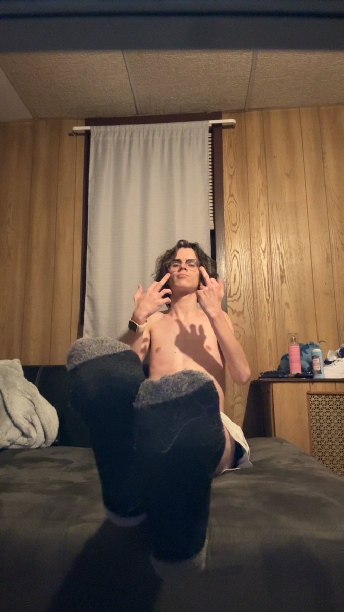 MasterLove420's tweet photo. Everyday is a day for submission. DM me to get put in your place. #findom #feetworshi̇p #findomdrain #alpha https://t.co/EfoVeeRHhH