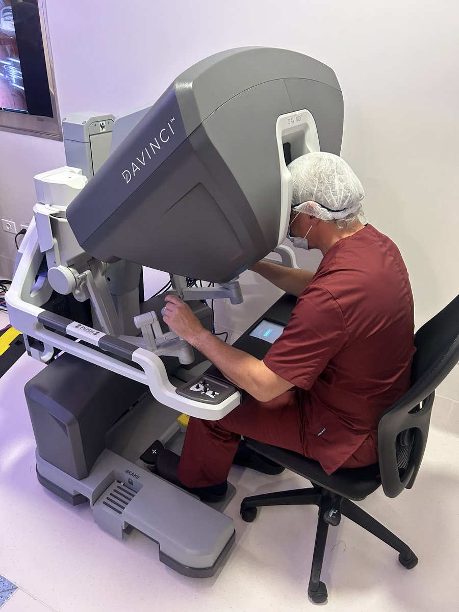 🇦🇷🚀 In Rosario, the first robotic surgeries in Santa Fe Province, Argentina were performed: a pulmonary segmentectomy and a diaphragmatic hérnia
Honored to join as proctor of the Einstein Robotic Surgery Program with my friends &amp; former fellows Carlos Capitaine-Funes and Facundo
