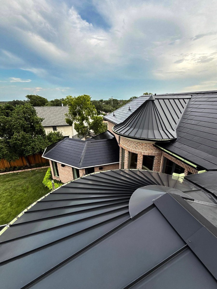 GoodFaithEnergy's tweet image. Take a look at this @teslaenergy Solar Roof in action in College Station. 

A seamless blend of design and performance, delivering clean, reliable energy for years to come.

#TeslaSolar #SolarRoof #CleanEnergy #Texas