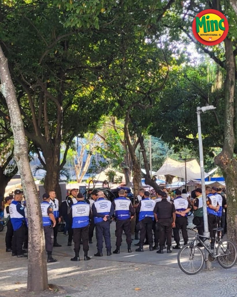 PERIGOSA DOUTRINAÇÃO DE POLICIAIS

Vejam que absurdo! No Largo do Machado, policiais militares uniformizados em horário de serviço, sendo doutrinados com preleção bíblica, versão do Bispo Macedo. Então, fazemos a pergunta: e o Estado laico?

As pessoas individualmente, depois do