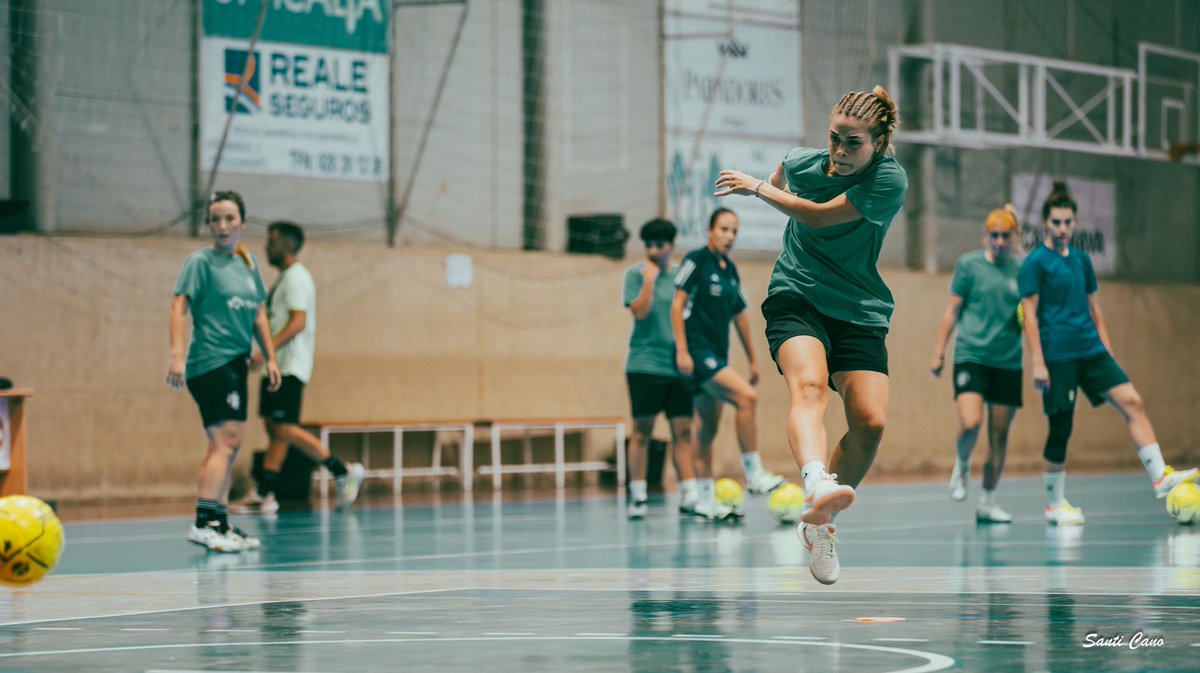 El equipo tuvo ayer su segundo entrenamiento y a pesar de tener hasta más de 5 fichajes, el ambiente fue buenísimo. Una sonrisa, un buen comienzo. En casa como en ningún lugar.