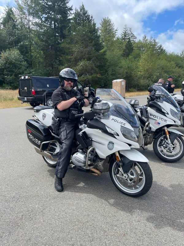 AuburnWAPolice's tweet photo. Some great photos of our Traffic Unit during Advanced Motors Training in Shelton! 🏍️👮‍♂️ Keeping skills sharp and safety a top priority. #TrafficUnit #MotorsTraining #APD #Auburn https://t.co/ew3Xcw0s7W