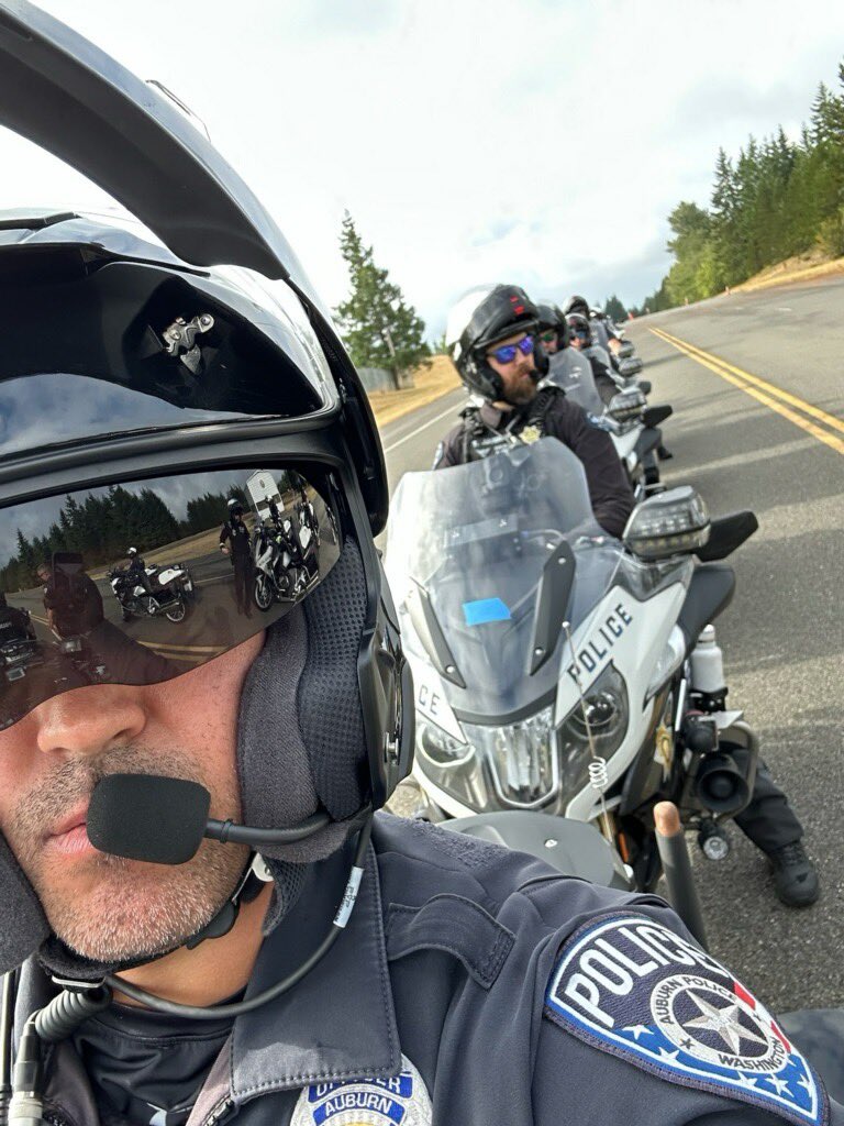 AuburnWAPolice's tweet photo. Some great photos of our Traffic Unit during Advanced Motors Training in Shelton! 🏍️👮‍♂️ Keeping skills sharp and safety a top priority. #TrafficUnit #MotorsTraining #APD #Auburn https://t.co/ew3Xcw0s7W