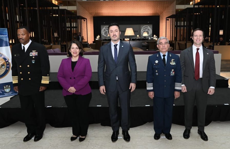 luispetri's tweet photo. Hoy di comienzo en nuestro país la Conferencia Sudamericana de Defensa 2025 (#SOUTHDEC25), organizada junto al @Southcom y con nuestro @EMCFFAA_Arg como anfitrión, dando la bienvenida a las máximas autoridades militares de la región junto al Comandante del Comando Sur de EE.UU., Adm. Alvin Holsey, y al JEMCO Brig. Gral. Xavier Isaac.

Argentina, como sede de este evento, ratifica el rumbo trazado por @JMilei de fortalecer la alianza estratégica con los Estados Unidos bajo la administración del Presidente @realDonaldTrump.

En un mundo atravesado por amenazas híbridas, ciberataques y economías ilícitas, la cooperación ya no es una opción: es una necesidad. Por eso, con el liderazgo de nuestro Presidente, Argentina asume un rol activo y confiable en defensa de la libertad, la soberanía y la paz.

Como dijera San Martín: “Si tenemos libertad, todo lo demás sobra”. Ese espíritu nos guía en este #SOUTHDEC25, donde sellamos con hechos nuestro compromiso de construir una región más segura y en paz.