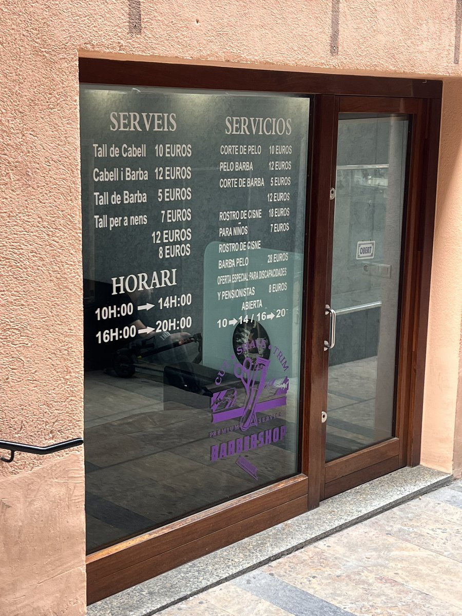 Barberia de vigatans amb origen pakistanès. Havien rotulat només en castellà. 
Entre quatre adhesius i el recordatori que els va fer l’ajuntament… solucionat!