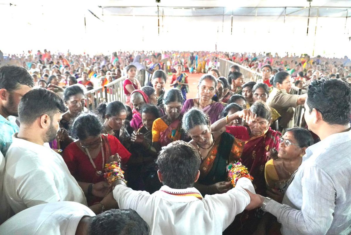 BuntyBhangdiya_'s tweet photo. चिमूर क्रांतीभूमीवर भव्य रक्षाबंधन सोहळा
यावेळी प्रखर नेत्या नूपुरताई शर्मा प्रमुख मार्गदर्शक म्हणून उपस्थित होत्या.
#RakshaBandhan #Chimur #NupurSharma https://t.co/DnMmn1FUQL