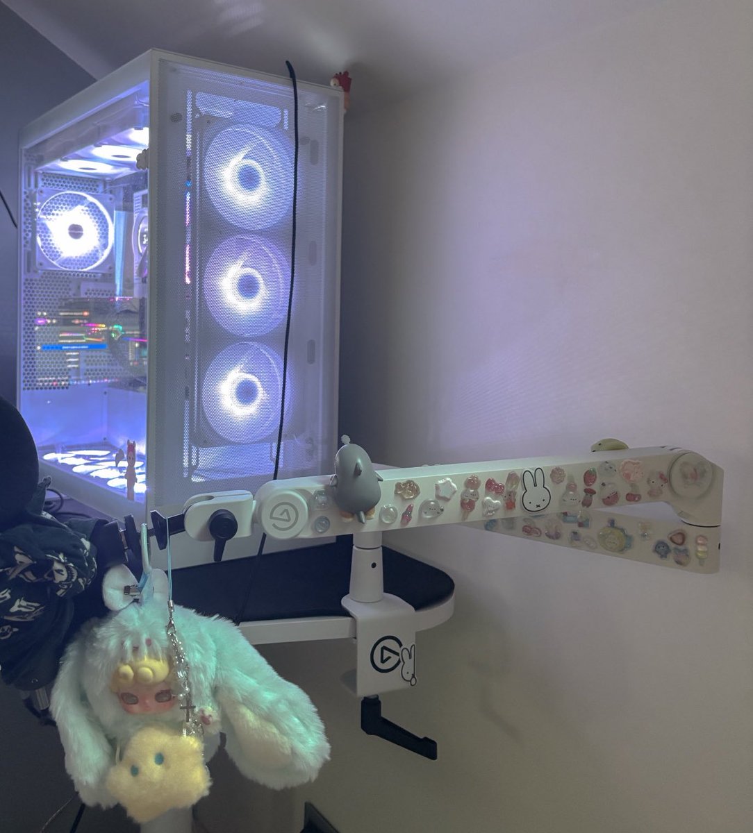 je flex mon nouveau bras de micro 🥹

merci encore <a href="/elgatoFRA/">Elgato France</a> 🤍