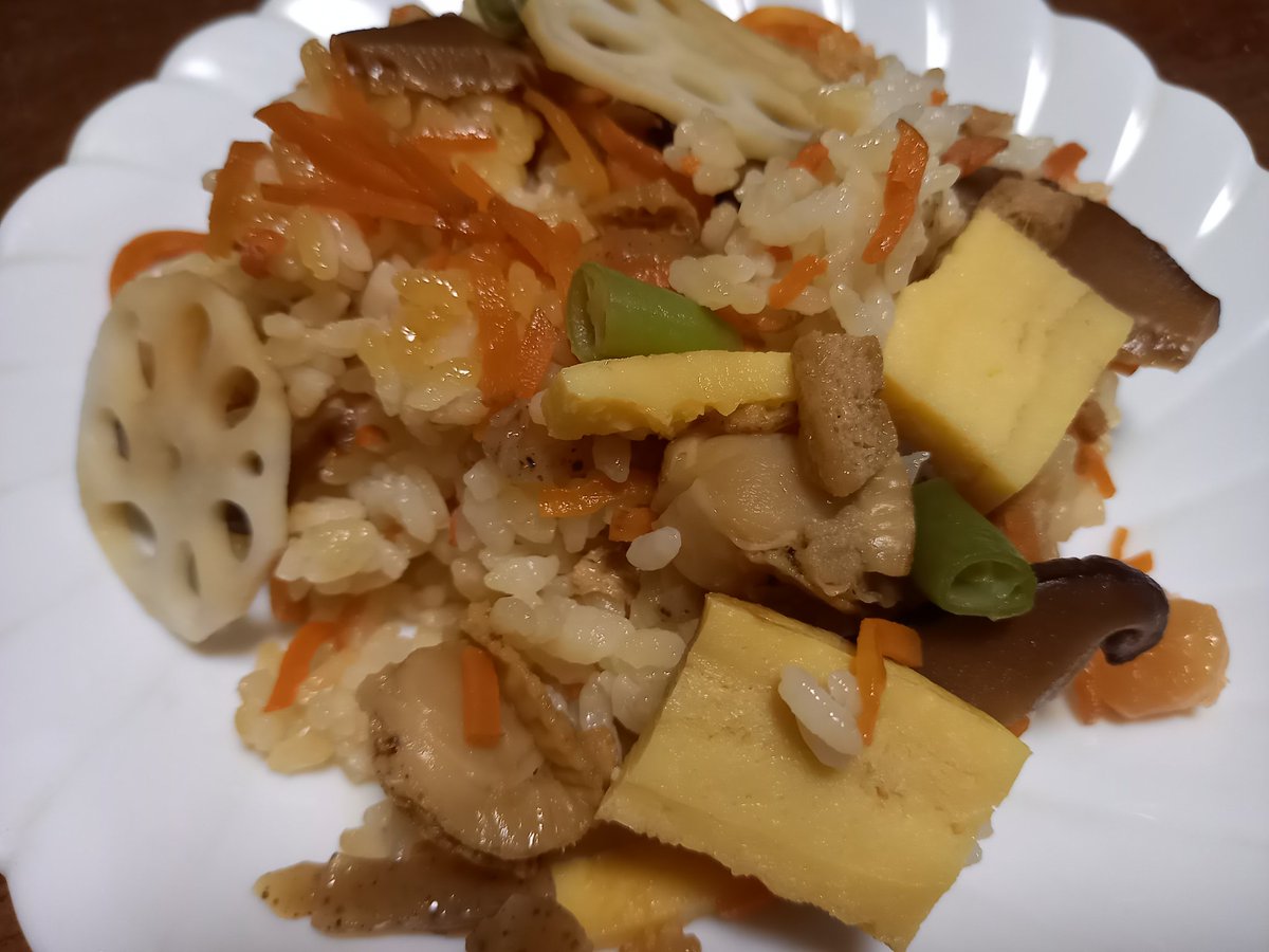 引き続きいただいたおいなりさん💡五つしか写ってないけど本当は六個💮これもおいしっかった👏