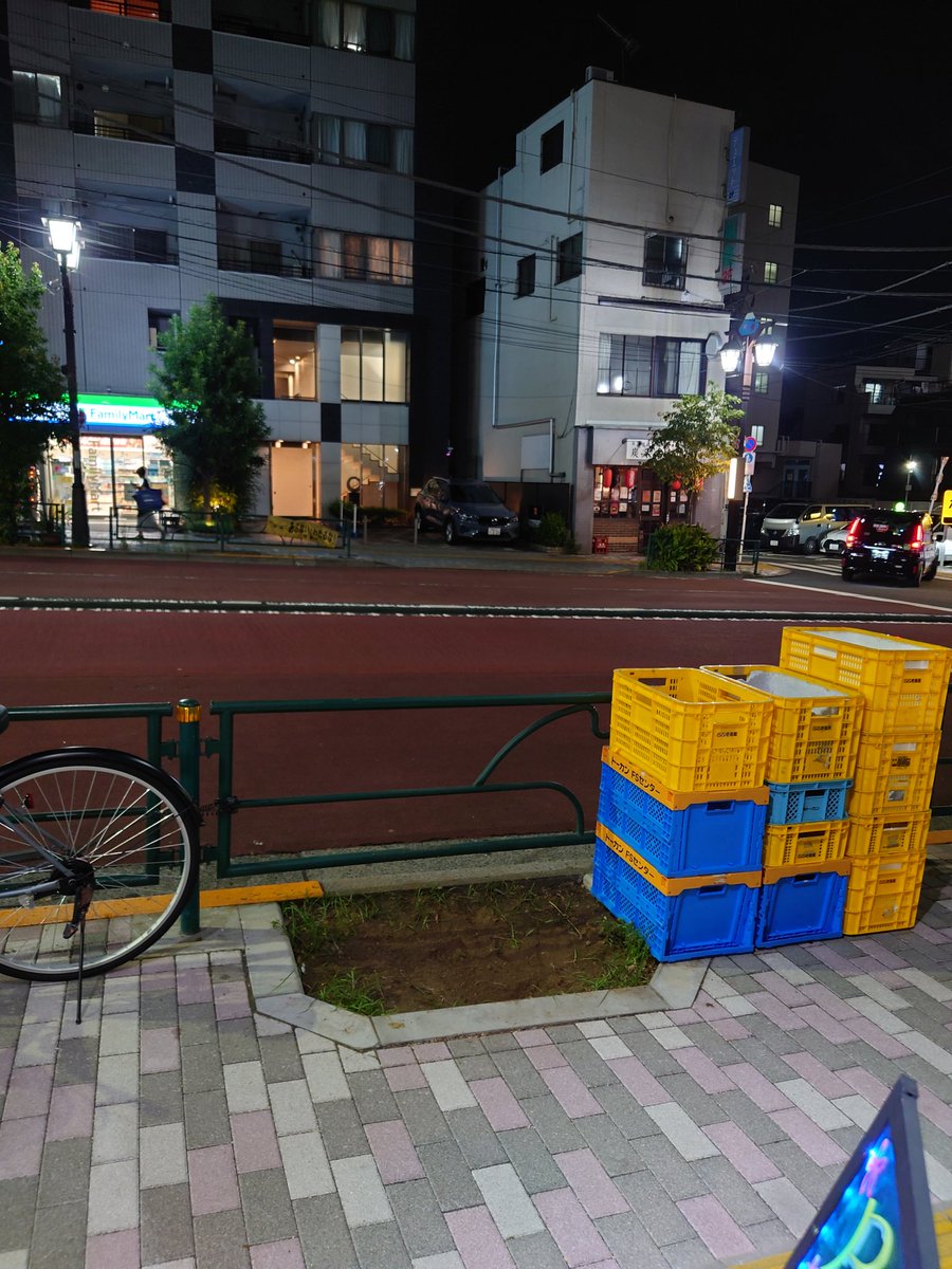 609_komagome's tweet photo. 店前の枯木がとうとう引っこ抜かれた…

そして、駒込ビリーは金曜まで夏休みです。
(来てガッカリして帰る方多いので)
#駒込 #Bar609 #ガルバ #ガールズバー #ビリーザキッド #スナック #カラオケ https://t.co/jxD7zH9eNM