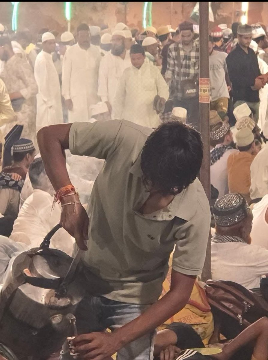 Shavez Ansari AIMIM ❤️محمد شاويز❤️ (@ansari_shavez_) on Twitter photo उत्तर प्रदेश के बरेली शहर में आला हज़रत के उर्स के मौके पर इस्लामिया इण्टर कालेज के मैदान में लाखों मुसलमानों की भीड़ में बेखौफ चाय बेचता एक हिन्दू भाई।
मज़े की बात ये है कि एक भी मुस्लिम ने इस के हिन्दू होने की वजह से इस से चाय खरीदने से इन्कार नहीं किया
#viralpost
<a href="/asadowaisi/">Asaduddin Owaisi</a> उत्तर प्रदेश के बरेली शहर में आला हज़रत के उर्स के मौके पर इस्लामिया इण्टर कालेज के मैदान में लाखों मुसलमानों की भीड़ में बेखौफ चाय बेचता एक हिन्दू भाई।
मज़े की बात ये है कि एक भी मुस्लिम ने इस के हिन्दू होने की वजह से इस से चाय खरीदने से इन्कार नहीं किया
#viralpost
<a href="/asadowaisi/">Asaduddin Owaisi</a>