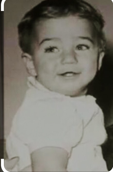 MarynaBarcelona's tweet photo. Bertín y el niño. Se parecen o no se parecen? Cejas boca, nariz y hasta las orejas, incluso el párpado caído. 
#Bertin #tardear20A #YAS20A https://t.co/rczrTqxNHr