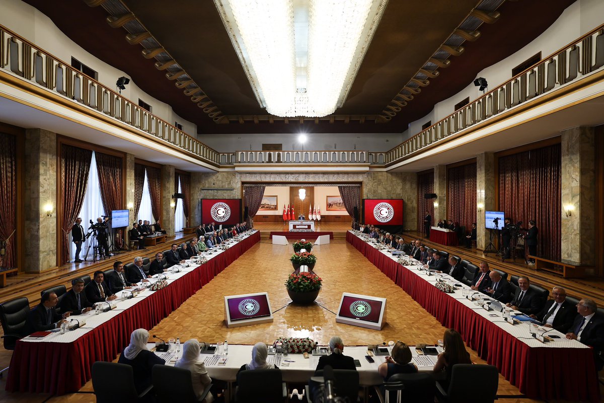 Millî Dayanışma, Kardeşlik ve Demokrasi Komisyonu, 20 Ağustos 2025 Çarşamba günü, Türkiye Büyük Millet Meclisi Başkanımız Sayın Numan Kurtulmuş’un başkanlığında TBMM Tören Salonu’nda toplanmıştır.

TBMM Başkanımız Sayın Numan Kurtulmuş, toplantının açılışında, 40 yılı aşkın bir