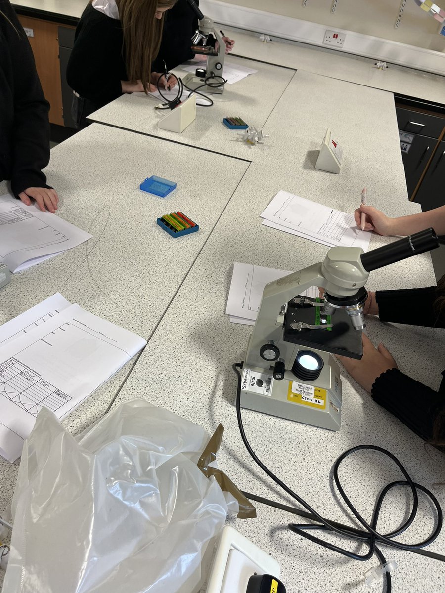 HermiAcadSci's tweet image. The Criminologists have started their formal practical assessments, we were looking at the use of microscopy in fibre analysis today 👮 🕵🏻 🧑‍🔬 🔬 #UNCRCArticle29