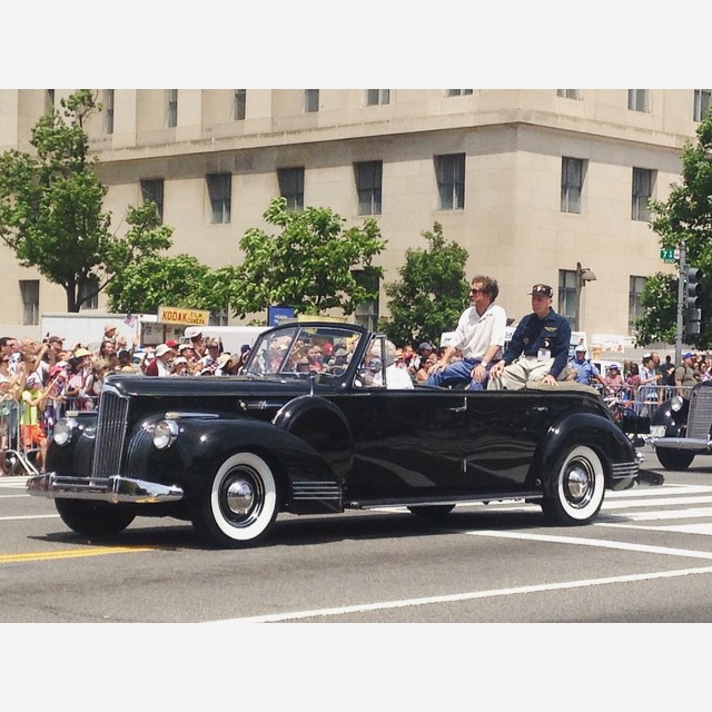 Anna_Nikova1's tweet photo. Here come our Grand Marshals, the veterans of #WorldWarII with Joe Mantegna! #NMDParade https://t.co/dBZb8jc51r