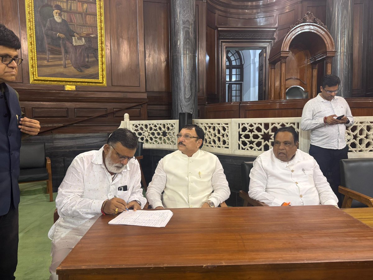 आज संसद भवन दिल्ली येथे इंडिया आघाडीचे उपराष्ट्रपती पदाचे उमेदवार मा.श्री. बी. सुदर्शन रेड्डी जी यांच्या नामांकन अर्जावर सही करून त्यांना पाठिंबा दर्शविला.

या प्रसंगी माझ्यासोबत सहकारी खासदार श्री. राजाभाऊ वाजे साहेब व श्री.भाऊसाहेब वाघचौरे जी उपस्थितीत होते.
#पाठिंबा