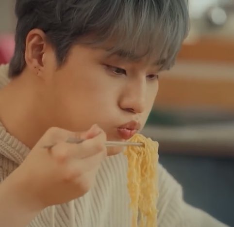 youngk's habit since day one😗 her cheeks are puffed out, so cute🤏🏻