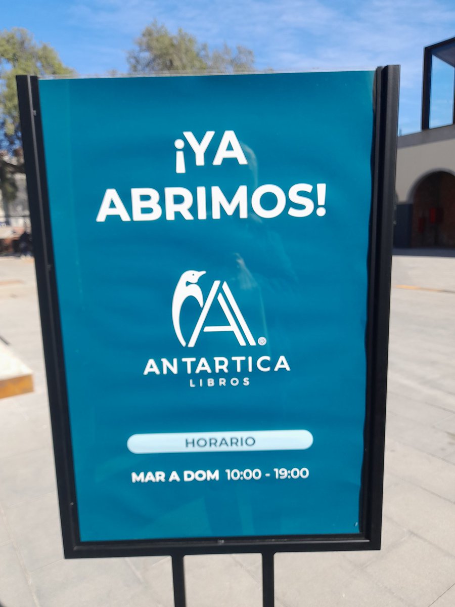 eguajardooyarzo's tweet photo. Ha llegado la Librería Antártica a Valparaíso. ¡Bienvenida!🙂 Se ubica en el cerro Concepción, en el recientemente inaugurado  Destino Valparaíso y su Museo del Inmigrante, (exColegio Alemán de Valparaíso). ¡Libros y más libros! 🤓 https://t.co/HLEAcH2mje