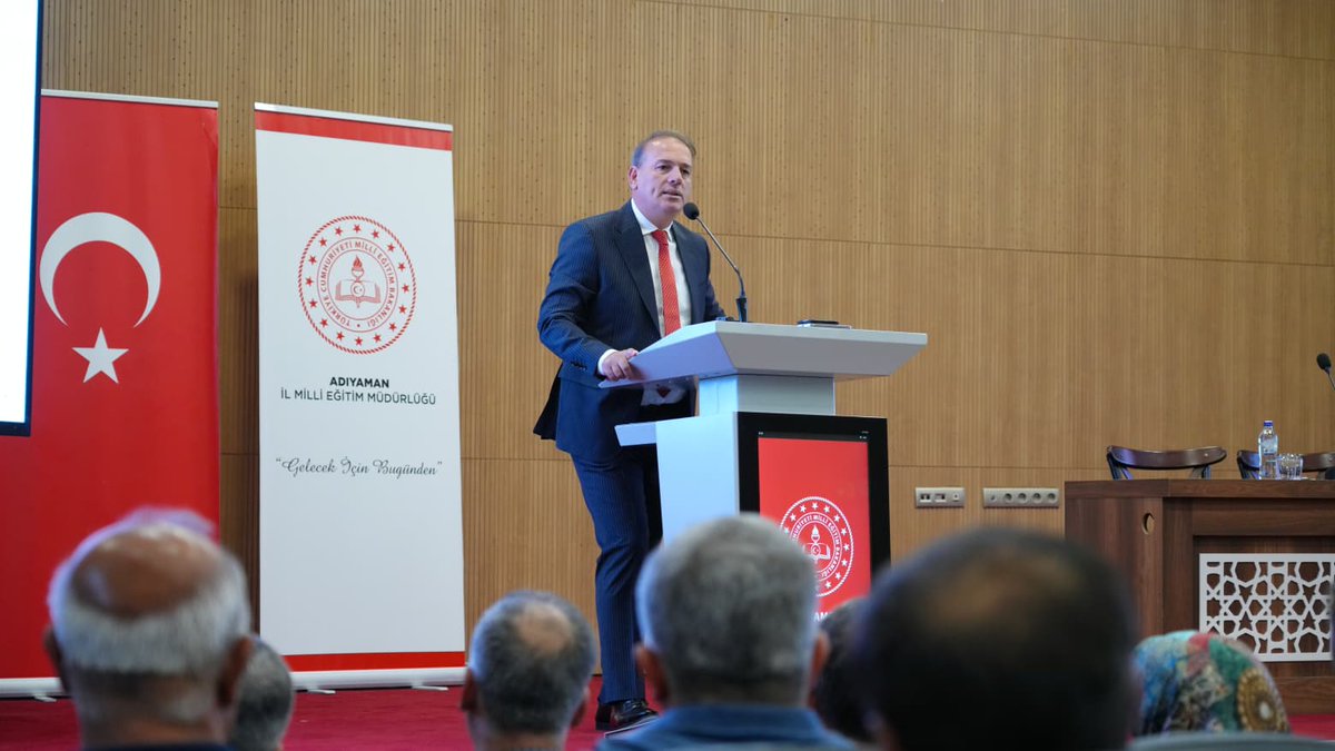 adiyamanmem's tweet photo. Adıyaman’da Yeni Eğitim Yılı Hazırlıkları Ele Alındı

2025-2026 eğitim-öğretim yılı açılışı öncesi Okul/Kurum Müdürleri değerlendirme toplantısı Valimiz Sayın @DrOsmanVarol'un katılımlarıyla gerçekleştirildi.

Perre Uygulama Oteli Konferans Salonunda gerçekleşen toplantıya, İl Milli Eğitim Müdürümüz Sayın Ali Tosun, Milli Eğitim Yöneticileri ve Okul Müdürleri katıldı.

Toplantıda, Milli Eğitim Bakanlığı 2025 yılı eğitim öncelikleri, güncel müfredat düzenlemeleri ve yerel düzeyde yürütülecek uygulamalar çerçevesinde oluşturulmuş gündem maddeleri görüşüldü.

Adıyaman’da eğitim öğretim alanında yapılan yatırımların değerlendirildiği ve önümüzdeki dönemde giderilmesi gereken eksikliklerin ele alındığı toplantıda, ilimiz genelinde eğitim yatırımlarının mevcut durumu, tamamlanmış, devam eden ve planlanan projeler, eğitim-öğretim kalitesinin artırılması ve öğrencilerin başarısının artırılmasına yönelik uygulamalar masaya yatırıldı.

Gerçekleşen toplantıda okul müdürlerine hitap eden Valimiz Sayın Dr.Osman Varol, bizim öğretmenlerimizden ve eğitim yöneticilerimizden en önemli beklentimiz geleceğimizin teminatı kıymetli yavrularımıza değerler eğitiminin yanında analitik düşünen, sorgulayan bir nesil yetiştirmeleridir. Çünkü biliyoruz ki yeni nesil siz değerli öğretmenlerimizin ellerinden şekillenecektir. Geleceğimizin teminatı çocuklarımızı ve gençlerimizi, çağımızın gereklerine ve ihtiyaçlarına göre, milli ve manevi değerlerimizi özümsemiş bir şekilde yetiştiren ilim ve irfan ordusu siz değerli öğretmenlerimize teşekkür ediyor başarılar diliyorum'" dedi.

Toplantı, yeni eğitim öğretim dönemine ilişkin hazırlıklar, yürütülecek proje ve planlamalar hakkında okul müdürleriyle görüş alışverişinde bulunulması ve soru-cevap şeklinde sona erdi.
@tcmeb @Yusuf__Tekin @adiyamangovtr @ali_tosun77