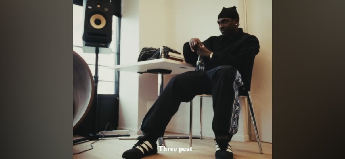 0GStatus's tweet image. Anybody know what kind of sneakers @PUSHA_T had on here?